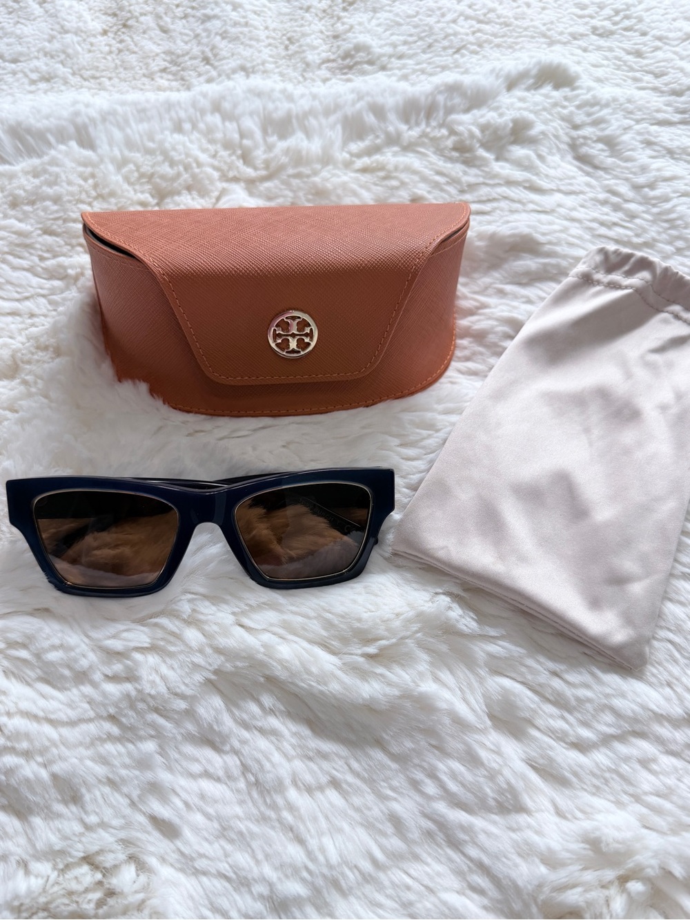 Tory Burch Dark Navy Cat-Eye Sunglasses with Tan Logo Case NWOT